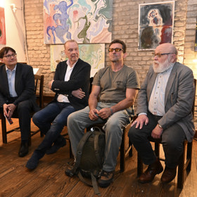 Arnošt Goldflam s ostatními kmotry knihy, operním pěvcem Štefanem Margitou a hercem Ondřejem Vetchým