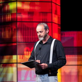 Moderátor talk show Honza Dědek.