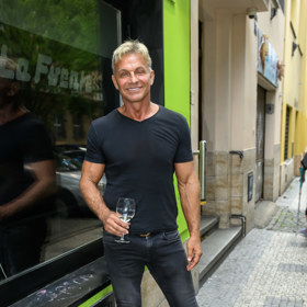 Zpěvák Martin Maxa vypadá mladě. 