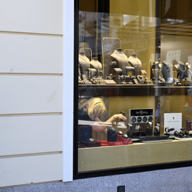 Russell obhlížel hodinky