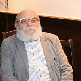 Arnošt Goldflam zešedivěl, už roky ale vypadá stále stejně. 