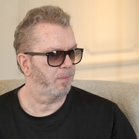 Proto nyní koncertuje vsedě. 