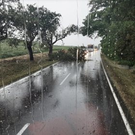 Středeční bouřka si vyžádala přes tisíc hasičských výjezdů.