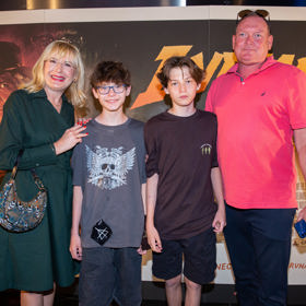 Štěpánka Duchková s partnerem a syny Adamem a Janem.