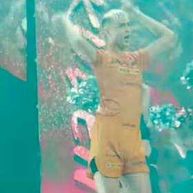 Záběry ze songu Královna Tadeáš