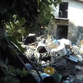 Policie našla v drogovém doupěti holčičku