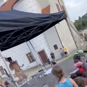 Pozornost veřejnosti získalo vystoupení burlesky.