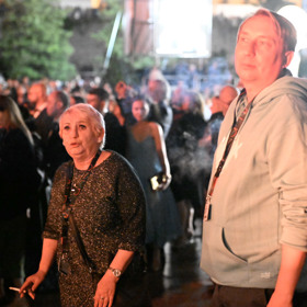 Historka o tom, jak si maminka sama vytrhla zub na večírku, pobavila i dojala.