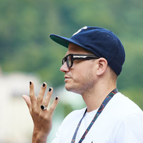 Ondřej Brzobohatý měl nalakované nehty a velký prsten.