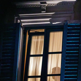 Ornella se svlékala přímo u okna.