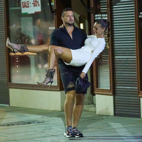 Zdeněk jako hokejista neměl problém zvednout Kláru do náruče. 