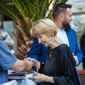 Daniela Kolářová se podepisovala o sto šest.