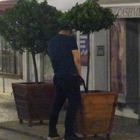 Jiří Macháček při močení na ulici. 