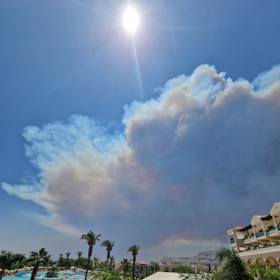 Na Rhodosu se změnil vítr. Kouř se táhnul směrem k hotelu rodiny.