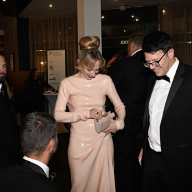 Elizaveta Maximová na večírku po slavnostním zakončení karlovarského festivalu.