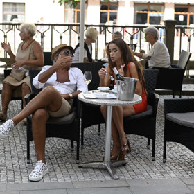 Stačí najít nejbližší restauraci u jejich hotelu. 