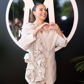 Rozdávala úsměvy na všechny strany. 