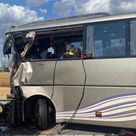 Následky nehody autobusů na D2 u Brna.