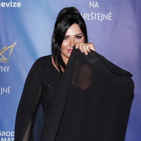 Ilona Csáková na sebe vzala černý model