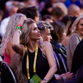 Lela se na zápasy ráda dívá, ale jen, když bojuje její manžel