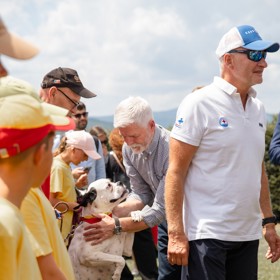 Petr Pavel na prezentaci Jihočeské brigády záchranných psů.