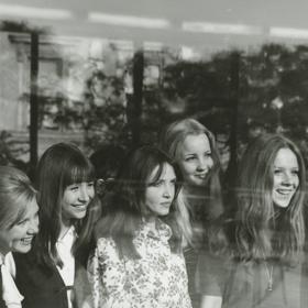 Herečka Jaroslava Schallerová (druhá vlevo)