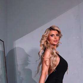 Poprvé se výsledkem pochlubila na Oktagonu 45, kam vynesla upnutý černý overal, který zvýraznil siluetu těla. 