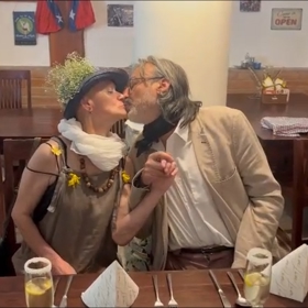 Novomanželé si dávají polibek.