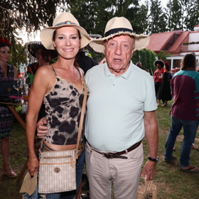 Felix Slováček opět po boku krásné ženy.