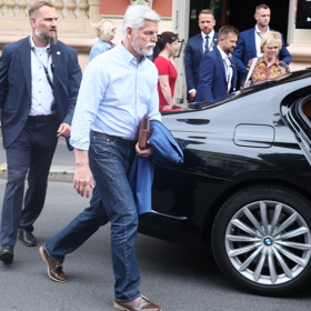 Prezidentský pár si v Karlových Varech hezky užívá.