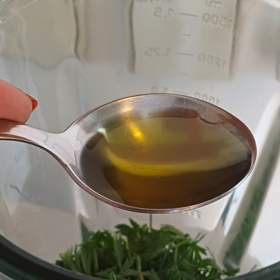 Začněte sekat a zároveň pomalu nalévat i zbytek oleje (usilujte o konzistenci hrubé pasty).