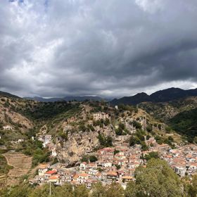 Žije v jedné z italských vesnic.
