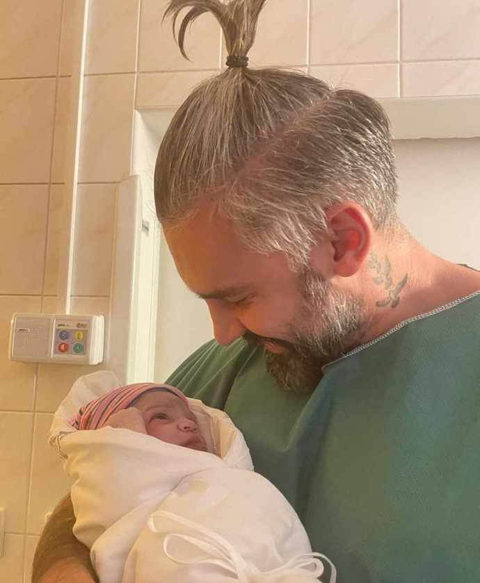 Pepa Kůrka na první fotografii se svým synem Rafaelem.