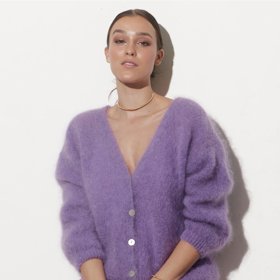 Kardigan s propínáním Victoria od české značky Anamé můžete nosit na více způsobů. (5 990 Kč)