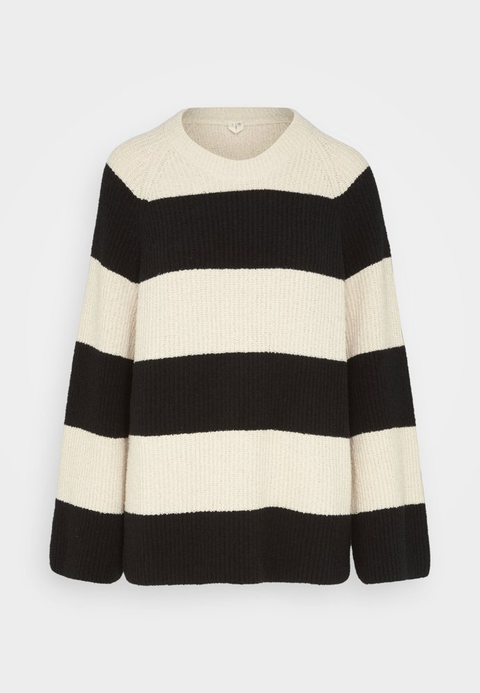 Jediným zdobným prvkem svetru Arket jsou široké vodorovné pruhy. (2 290 Kč)