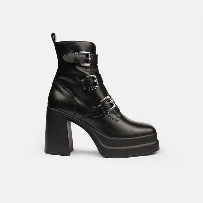 Boty s přezkami Baťa, 3 399 Kč