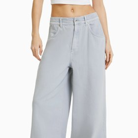 Nezvyklý odstín zdobí i širokánské džíny Bershka s pružným pasem. 