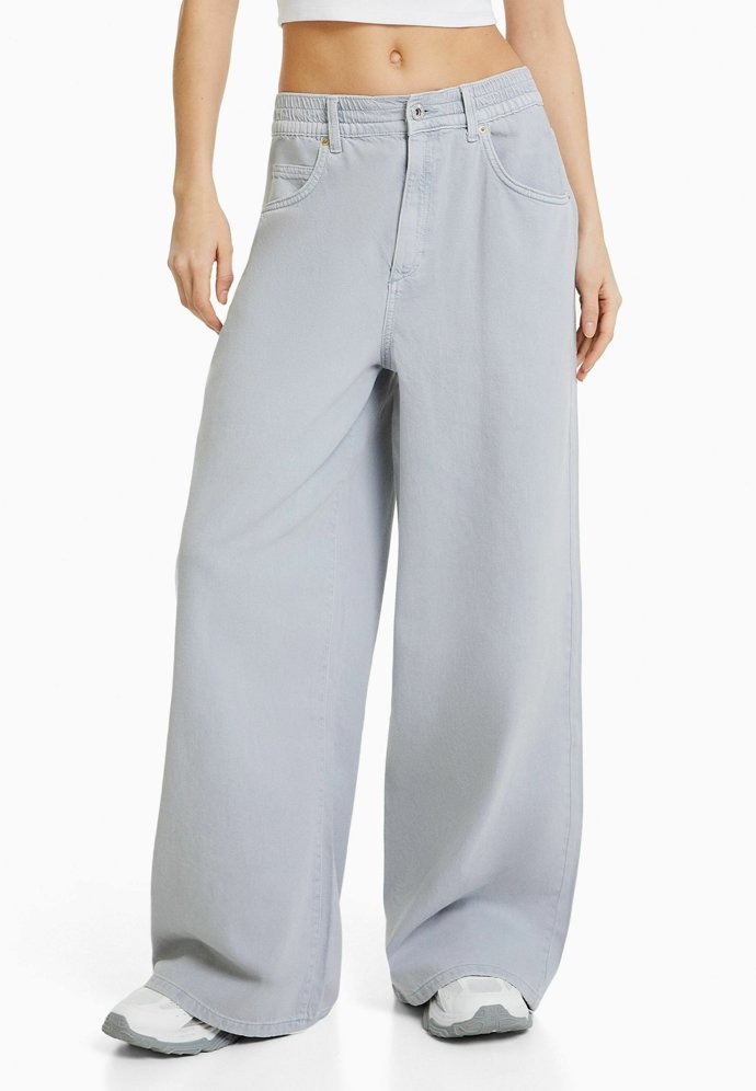 Nezvyklý odstín zdobí i širokánské džíny Bershka s pružným pasem. 