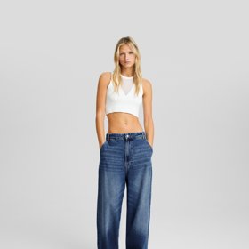 Baggy jeans, crop top, střevíčky. Styling podle módní značky Bershka.