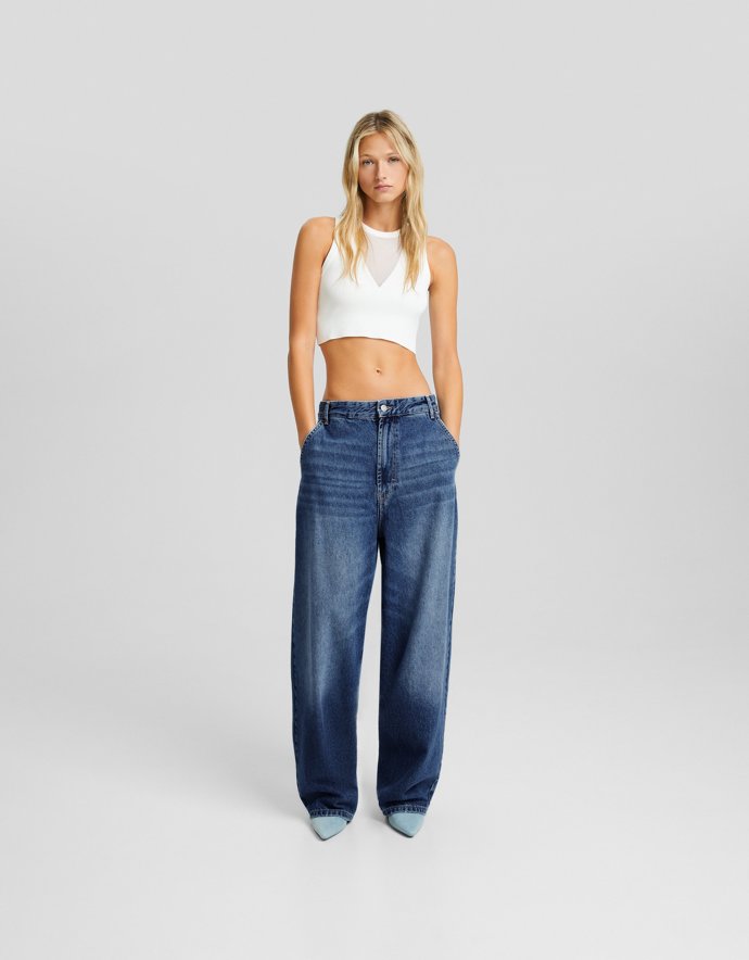 Baggy jeans, crop top, střevíčky. Styling podle módní značky Bershka.