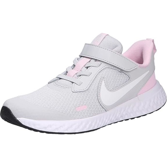 A dívčí tenisky Nike Revolution 5 za 25 liber, tedy přibližně 700 Kč.