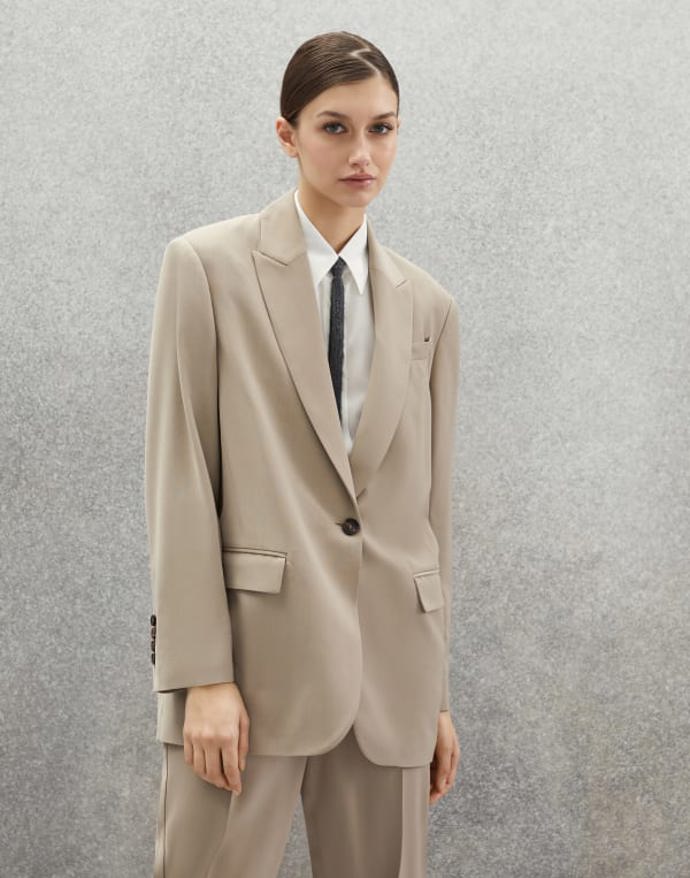 Smetanový blejzr Brunello Cucinelli doplněný o uzounkou kravatu. Look tohoto podzimu.