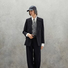 Značka Brunello Cucinelli sází na kravatu v mnoha aktuálních outfitech.