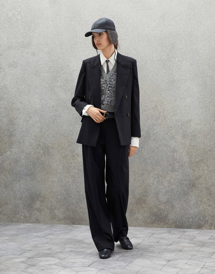 Značka Brunello Cucinelli sází na kravatu v mnoha aktuálních outfitech.