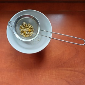 Bylinku připravte do sítka a spařte horkou vodou.