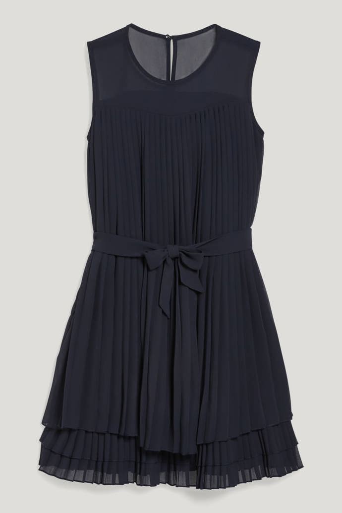 Plisované šaty s vázačkou, C&A, 550 Kč.