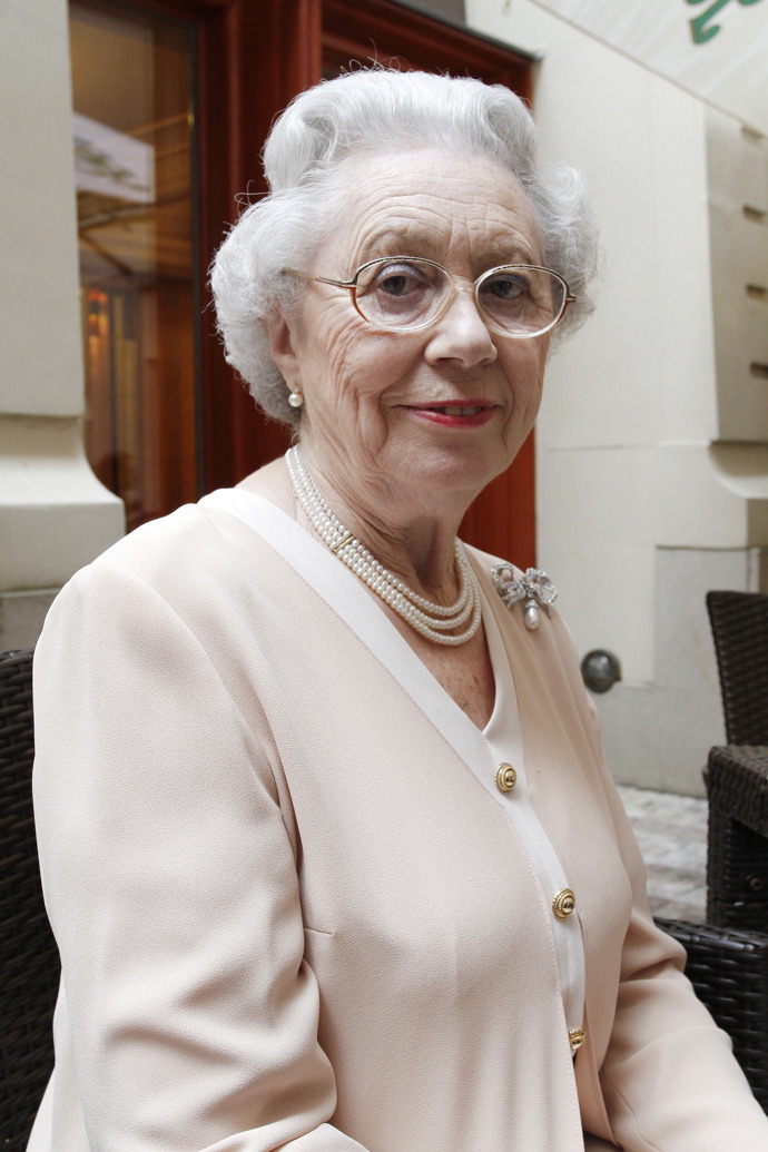 Mary Reynolds si účtuje za vystoupení coby Alžběta II. 12 000 korun.