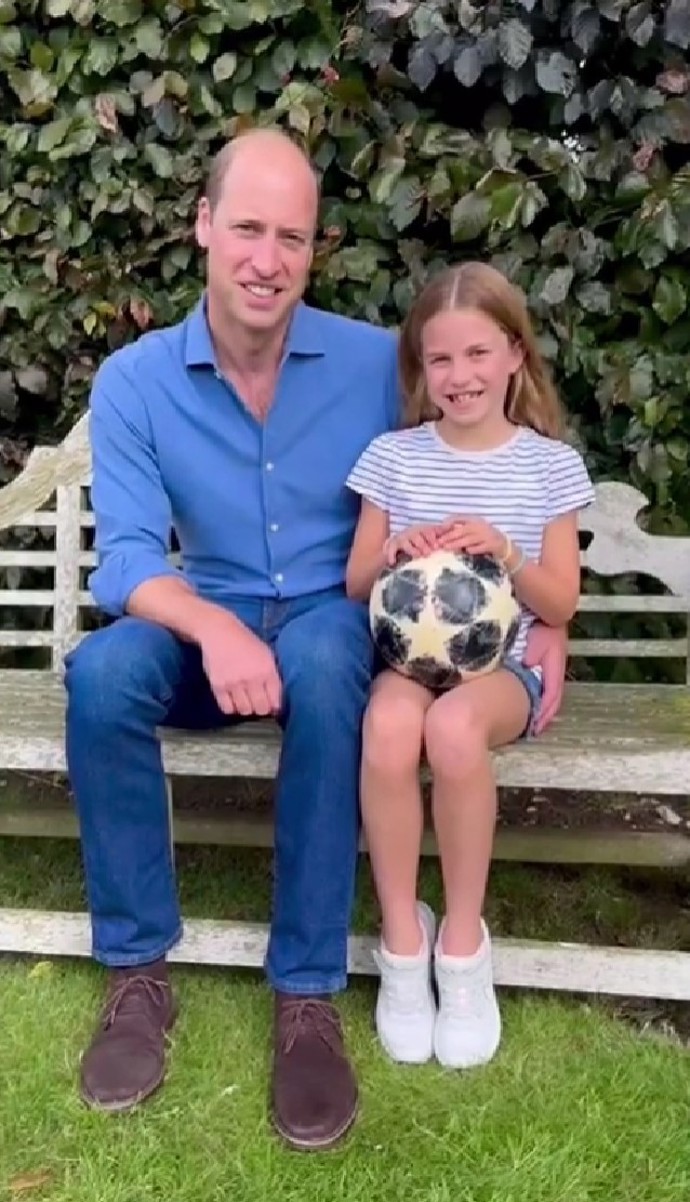 Princ William popřál v neděli fotbalistkám Anglie hodně štěstí ve finálovém zápase mistrovství utkání v Austrálii nedorazil osobně. Společnost mu ve videozdravici dělala osmiletá dcera Charlotte, která přitom předvedla dokonalý sportovní outfit za dostupnou cenu.