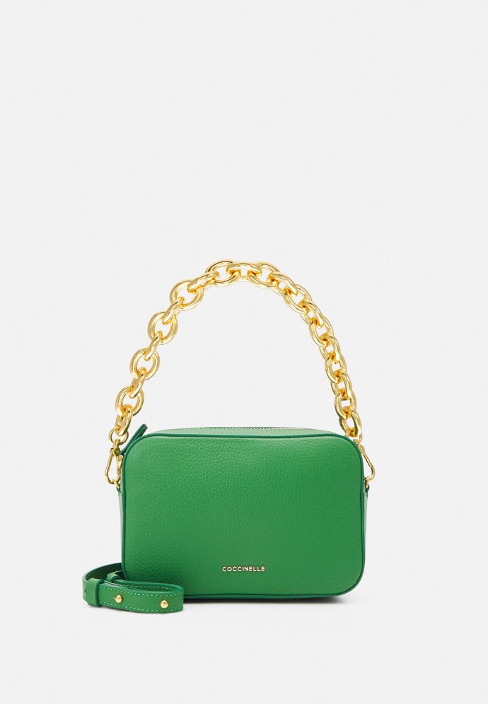 Zelená kabelka s řetězem, Coccinelle, 5 290 Kč.