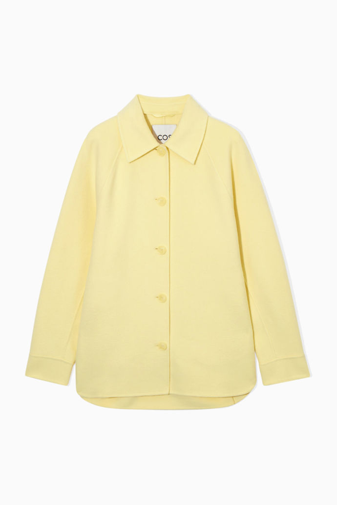 Jemný odstín vanilkové můžeme považovat za neutrální. Kabátek, COS, 4 200 Kč.